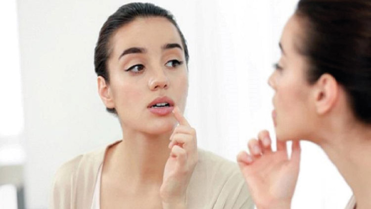 গরমেও ঠোঁট ফাটলেও করণীয়