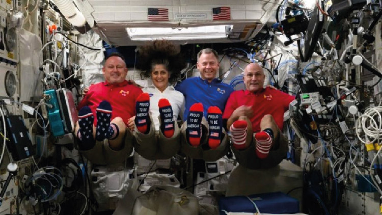 মহাকাশে আটকে পড়া নভোচারীরা মঙ্গলবার পৃথিবীতে ফিরে আসবেন